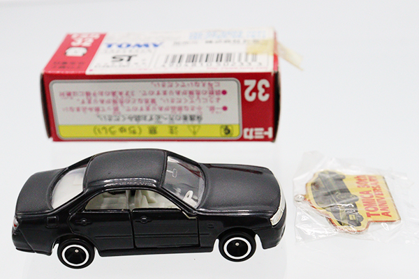 ミニカーショップ ケンボックス トミカ 赤箱☆No.32☆日産グロリア (黒