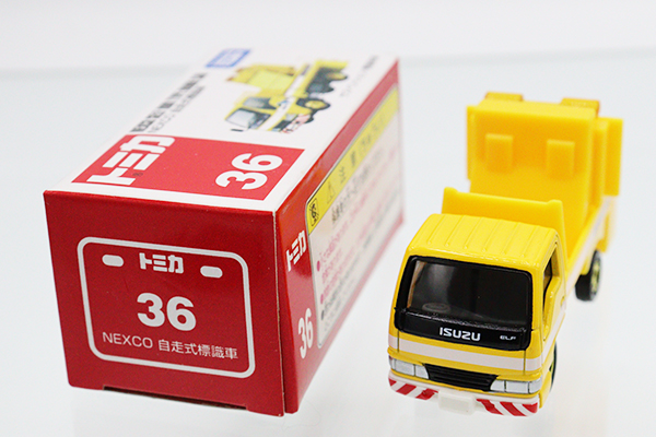 tomica いすずエルフハイルーフ　ミニカー Amazon.co.jp: 黒箱 トミカ 49 いすゞ エルフ ハイルーフ ISUZU