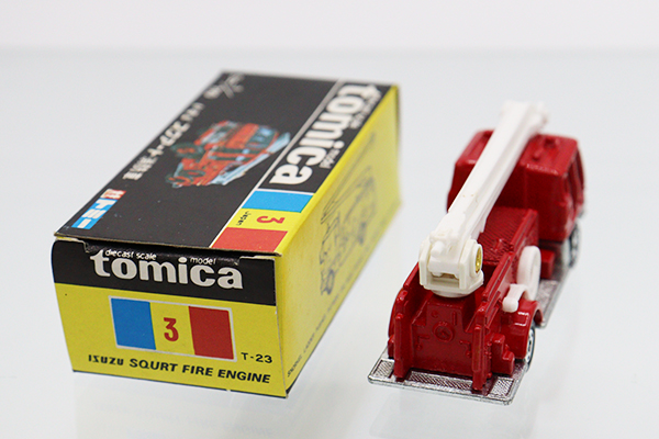 黒箱トミカ 3　イスズ　スクアート消防車　美品　日本製　デッドストック 黒箱トミカ 3 イスズ スクアート消防車 美品 日本製 デッド