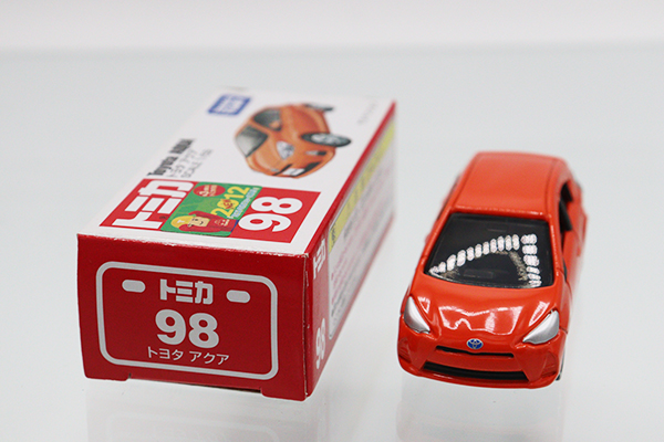 トヨタ アクア オレンジ&シルバー2体 ミニカー 非売品 箱付き ミニカーショップ ケンボックス トミカ 赤箱☆98☆トヨタアクア