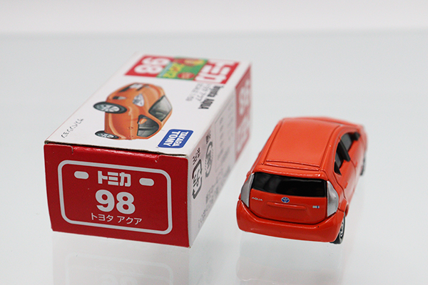 トヨタ アクア オレンジ&シルバー2体 ミニカー 非売品 箱付き トヨタ アクアAQUA ミニカー 赤とオレンジ ノベルティ 非売品 2