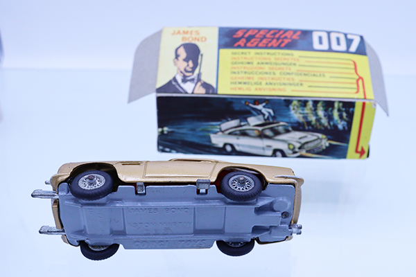 完品　CORGI TOYS JAMES BOND アストンマーチン　ミニカー ミニカーショップ ケンボックス CORGI TOYS☆261☆アストン