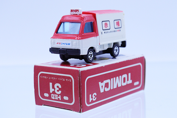 トミカ　赤帽 Amazon | 絶版トミカ №31 赤帽特注 スバルサンバー ハイルーフ