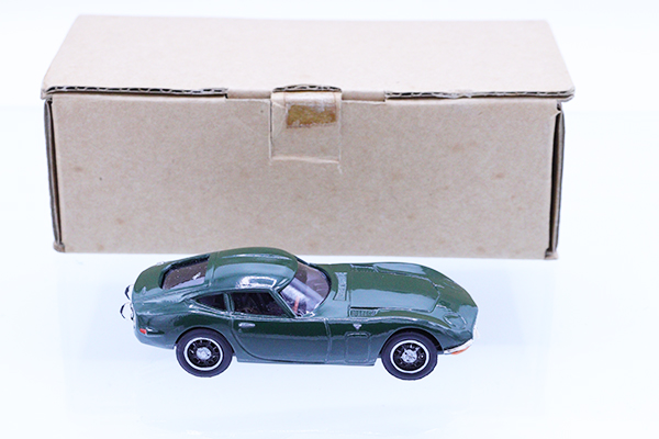 1/18ミニカー　トヨタ 2000GT Amazon | AUTOart 1/18 トヨタ 2000GT (ゴールド) 完成品