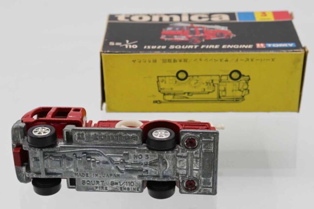 黒箱トミカ 3　イスズ　スクアート消防車　美品　日本製　デッドストック 黒箱トミカ 3 イスズ スクアート消防車 美品 日本製 デッド