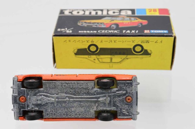 トミカ　黒箱　28 ニッサン セドリック タクシー 蛍光オレンジ色 日本製 ミニカーショップグローバル - トミカ 28 ニッサン セドリック