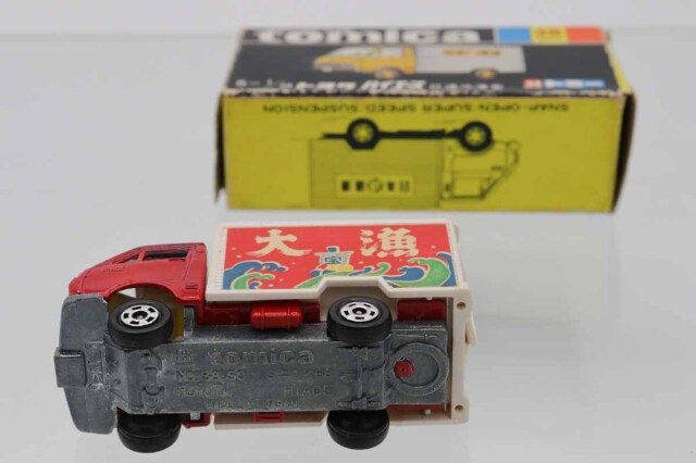 トミカ黒箱ダツトサントラックとレッカー車です、箱はありません