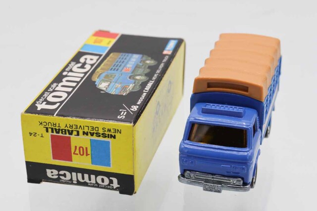 黒箱トミカ 107 ニッサンキャブオール新聞輸送車　美品　日本製　デッドストック 黒箱トミカ 107 ニッサンキャブオール新聞輸送車 美品 日本製