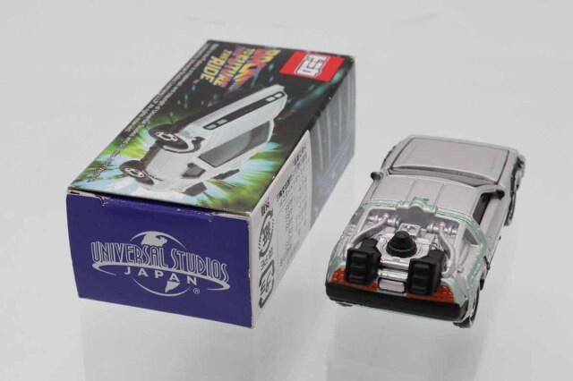 トミカ　デロリアン バック・トゥ・ザ・フューチャー』デロリアン（タイムマシン）と