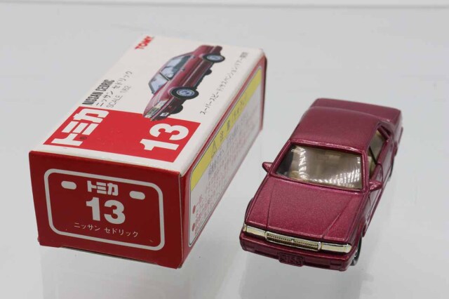 ミニカーショップ ケンボックス トミカ 赤箱☆13☆日産セドリック (赤