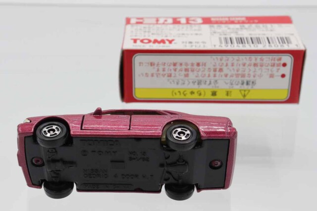 ミニカーショップ ケンボックス トミカ 赤箱☆13☆日産セドリック (赤