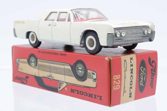TEKNO NO.829 LINCOLN CONTINENTAL （白） White Tekno Lincoln Continental with Red Interior & Window Crack