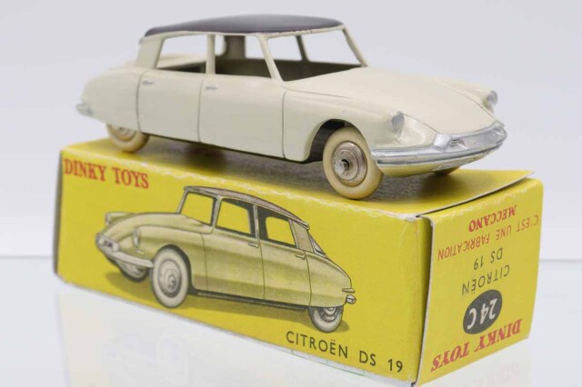 美品　激レア　仏製DINKY TOYSシトロエンDS19 ミニカー 美品 激レア 仏製DINKY TOYS シトロエンDS19 ミニカー 美品 仏製DINKY