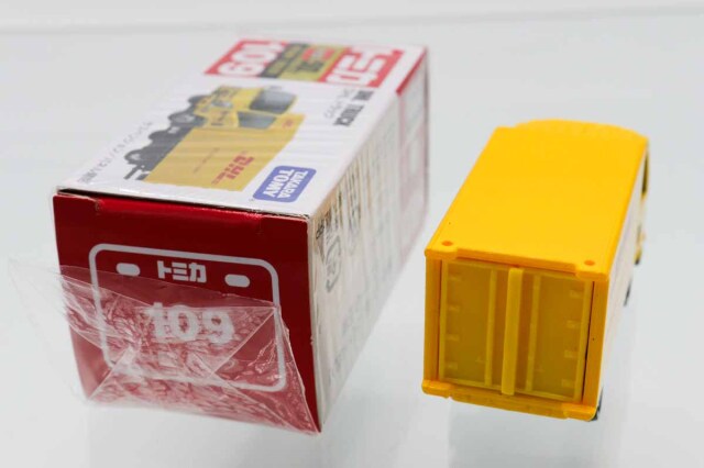 ミニカーショップ ケンボックス トミカ 赤箱☆109☆いすゞエルフ DHL