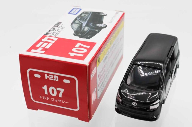 ミニカーショップ ケンボックス トミカ 赤箱☆107☆トヨタヴォクシー