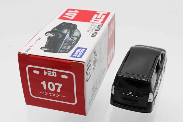 ミニカーショップ ケンボックス トミカ 赤箱☆107☆トヨタヴォクシー