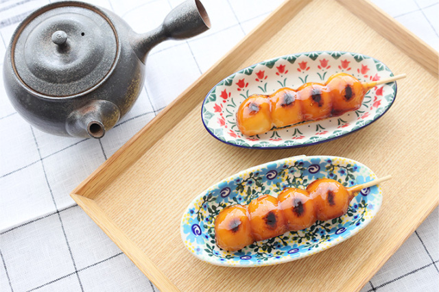 ポーリッシュポタリー ポーランド食器　ミレナ 今回のミレナの入荷の新柄、B25f柄。 青い小鳥が散歩している