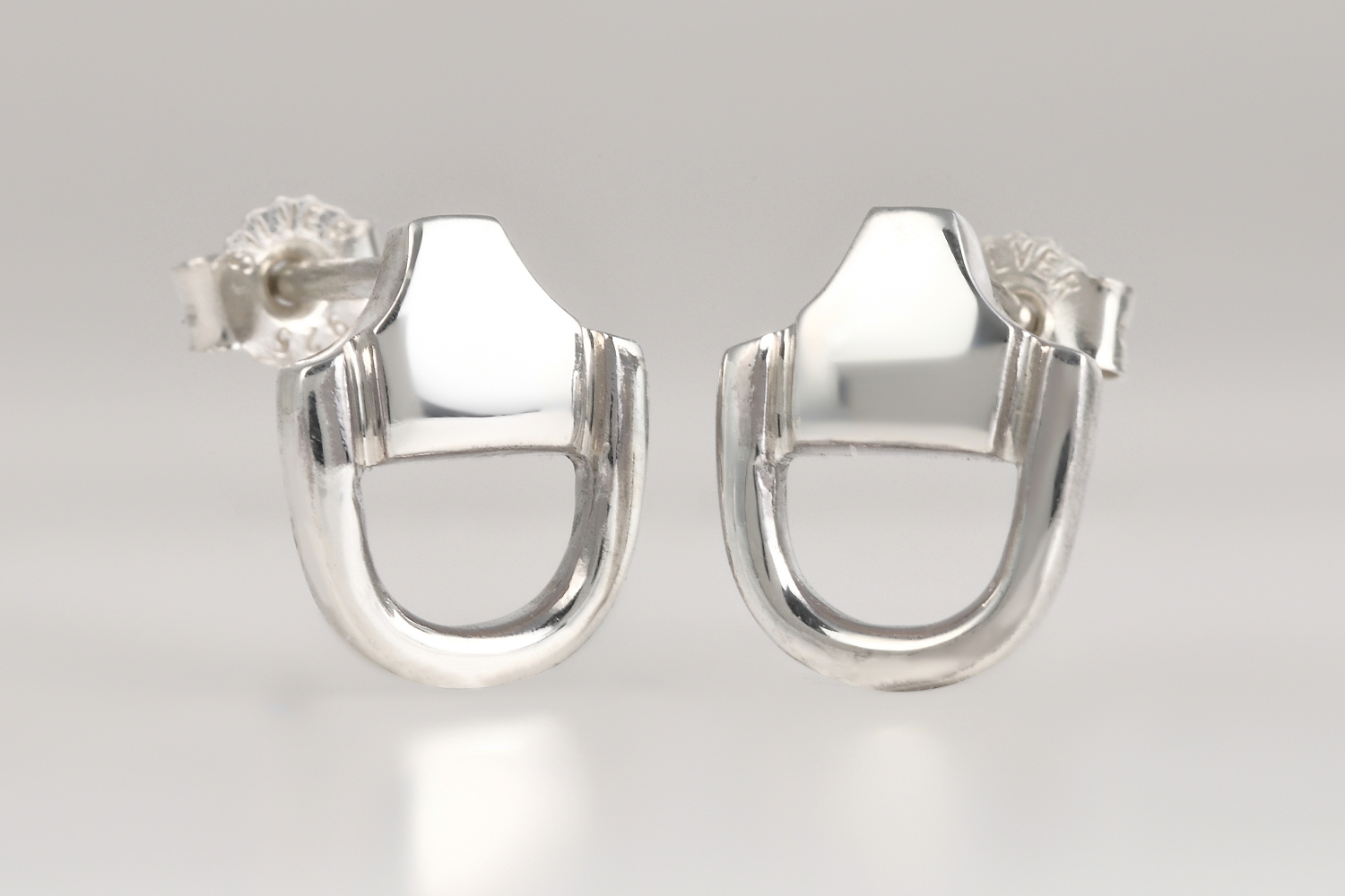 ホースビットピアス平置き