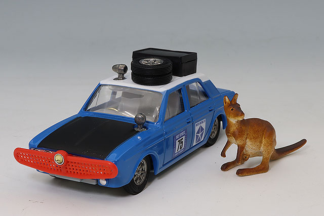 CULT 1/18 トライアンフ TR5 p.i. 1968 ホワイト