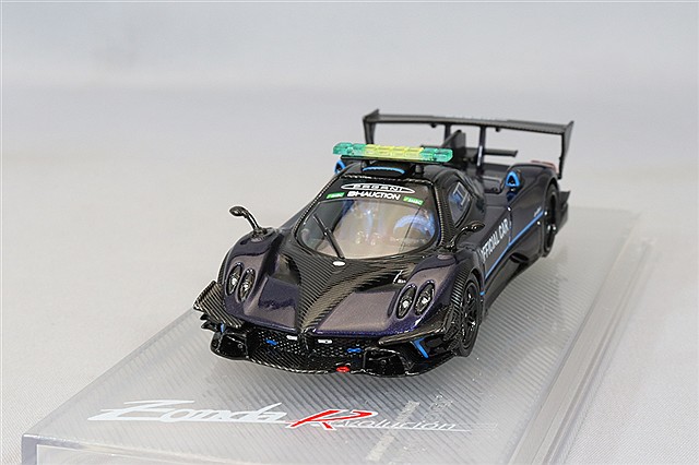 CM64Revoluci04.jpg