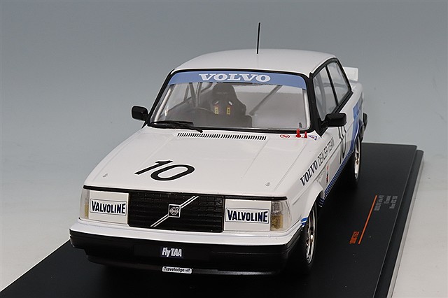 ミニチャンプス 1/18 ボルボ 240 GL 1986 シルバー