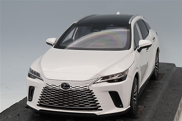 1/18 レクサス RZ 450e ミニカー　模型　完成品　展示台付き　ホワイト 1/18 レクサス RZ 450e ミニカー 模型 完成品 展示台付き ホワイト 1