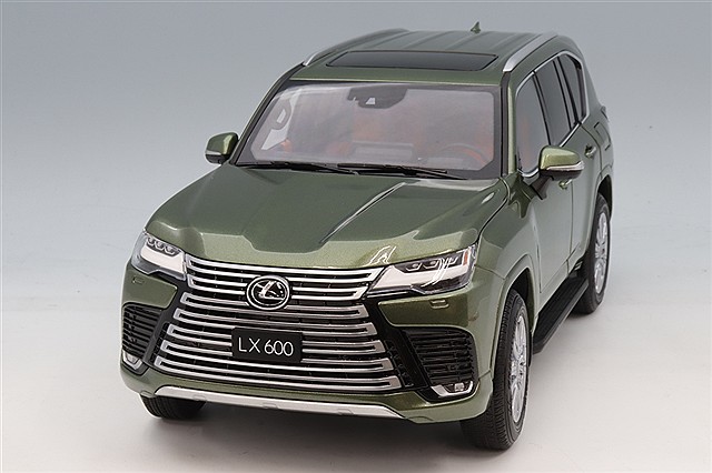LCDモデル 1/18 レクサス LX570 ホワイト