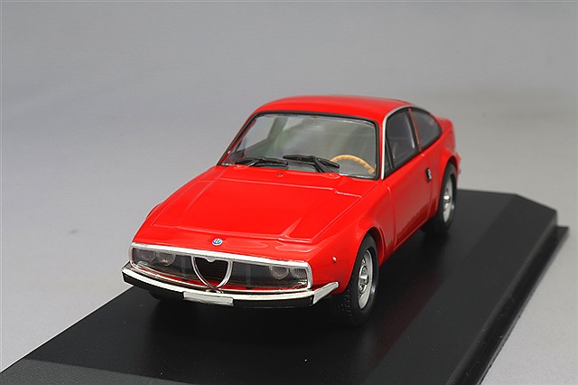 ミニカー ミニチャンプス 1/18 アルファロメオ GTA 1300 ジュニア