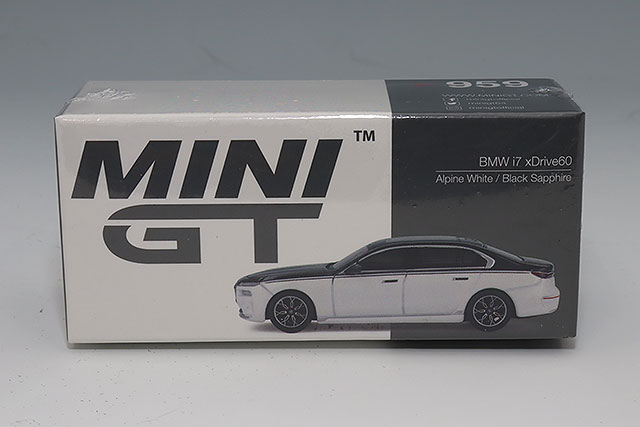TSM ミニGT 1/64 BMW i7 xDrive60 ミネラルホワイト 右ハンドル