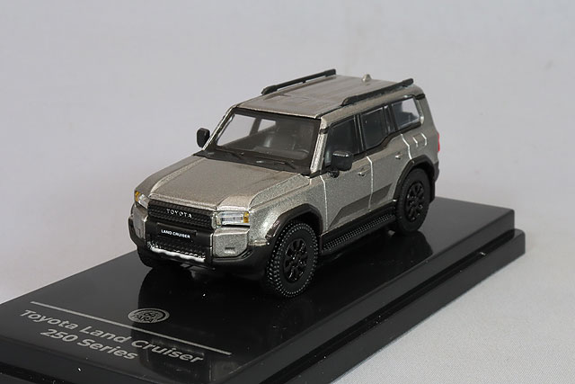 PARA64 1/64 トヨタ ランドクルーザー 250 2024年 メテオシルバー 左