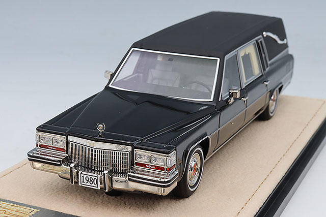 BoS Models 1/18 キャデラック ドゥビル クーペ 1967 レッド/ホワイト
