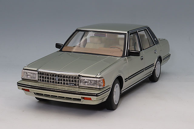 XiaoGuang MODEL 1/18 トヨタ クラウン MS122 シルバー/内装ブルー