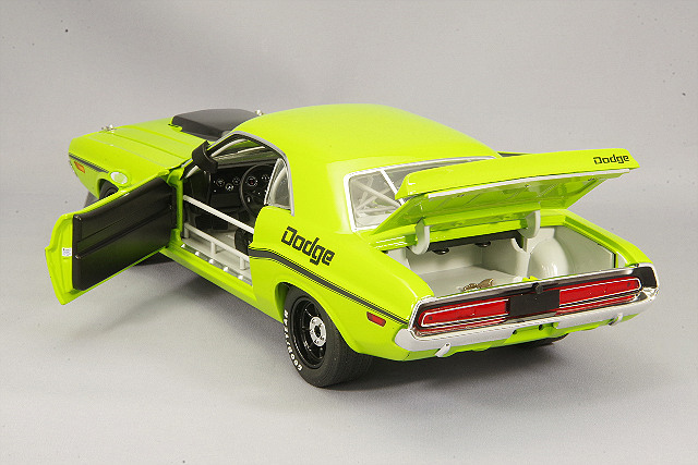 ACME 1/18 ダッジ チャレンジャー トランザム ストリート