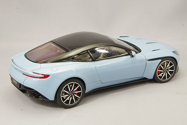オートアート 1/18 アストンマーチン DB11 メタリック・ホワイト Amazon.co.jp: 1/18 オートアート アストンマーチン DB11