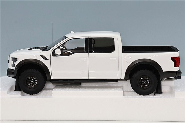 オートアートコンポジット 1/18 フォード F-150 ラプター スーパー