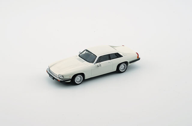 お歳暮 時期 Jaguar 1975 Signature Road Amazon.com: XJS 1/18