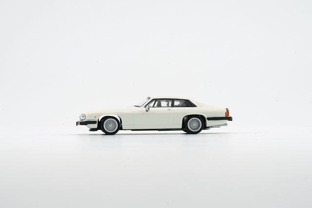 BM CREATIONS 1/64 ジャガー XJS 1984 グレイシアホワイト 右