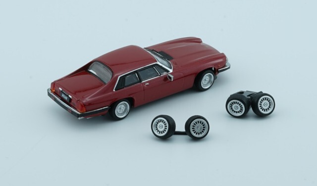 昔懐かしいルーレットマシン カラフルボタン付きジャンク品です BM CREATIONS 1/64 ジャガー XJS 1984 リージェンシーレッド (右