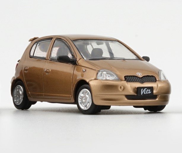 BM CREATIONS 1/64 トヨタ 1998 ヴィッツ/エコー 5ドア ゴールド 右