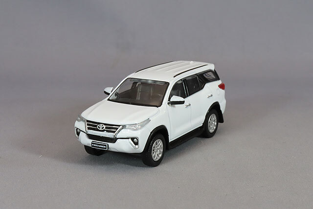 BM CREATIONS 1/64 トヨタ フォーチュナー 2018 ホワイト 左ハンドル