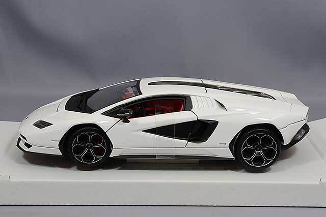 ブラゴ 1/24 ランボルギーニ カウンタック LPI800-4 ホワイト