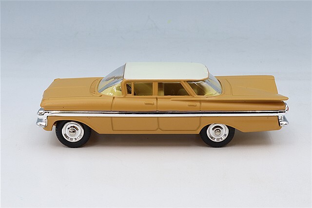コーギー モデルクラブ #248 1/50 シボレー インパラ クリーム/ベージュ