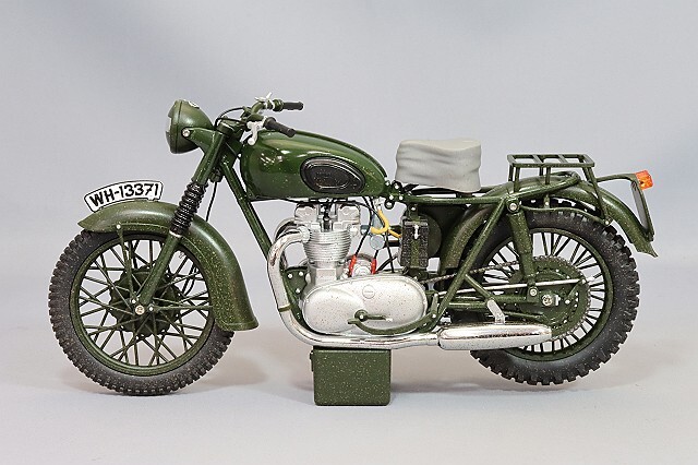 コーギー 1/12 トライアンフ TR6 トロフィー (風化塗装) 映画「大脱走 