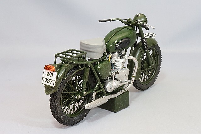 コーギー 1/12 トライアンフ TR6 トロフィー (風化塗装) 映画「大脱走 