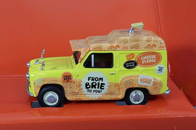 コーギー 1/43 ウォレス&グルミット オースティン A35 バン 