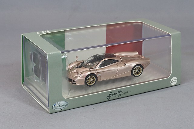 CMモデル 1/64 パガーニ ウアイラ コーダルンガ ゴールド