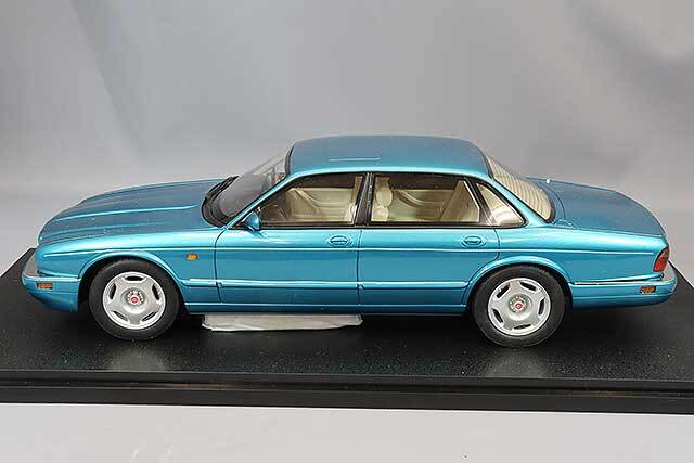 CULT 1/18 ジャガー XJR X300 1995 ターコイズ