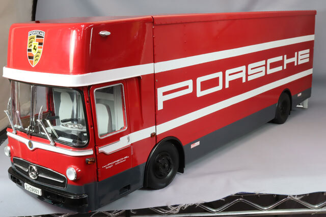 CMR 1/18 メルセデス O317 ポルシェ レーストランスポーター レッド 
