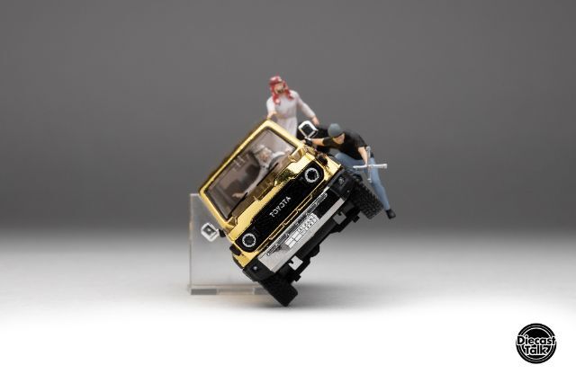 アラブ限定Ver.2 　トヨタ・ランドクルーザー70　ウィズ　フィギア Diecasttalk特注】 GCD 1/64 トヨタ ランドクルーザー 70 アラブ