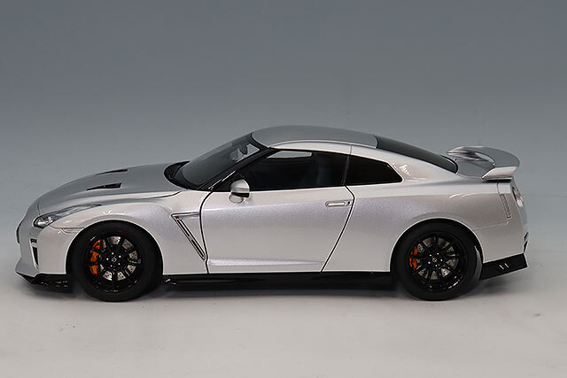 MOTORHELIX 1/18 日産 GT-R (R35) トラックエディション Engineered By